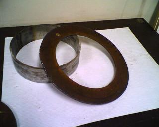 Transmission plate leaning on spacer